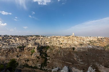 Sassi di Matera 'nın panoramik manzarası Matera şehrinin tarihi bir bölgesidir. Belvedere di Murgia Timone, Basilicata, İtalya' daki antik mağara evleri ile ünlüdür. 