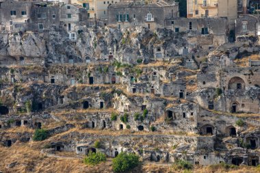 Sassi di Matera 'nın panoramik manzarası Matera şehrinin tarihi bir bölgesidir. Belvedere di Murgia Timone, Basilicata, İtalya' daki antik mağara evleri ile ünlüdür. 