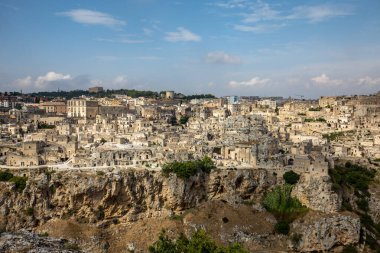 Sassi di Matera 'nın panoramik manzarası Matera şehrinin tarihi bir bölgesidir. Belvedere di Murgia Timone, Basilicata, İtalya' daki antik mağara evleri ile ünlüdür. 