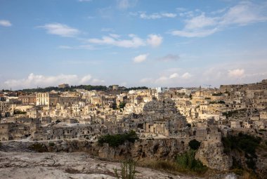 Sassi di Matera 'nın panoramik manzarası Matera şehrinin tarihi bir bölgesidir. Belvedere di Murgia Timone, Basilicata, İtalya' daki antik mağara evleri ile ünlüdür. 