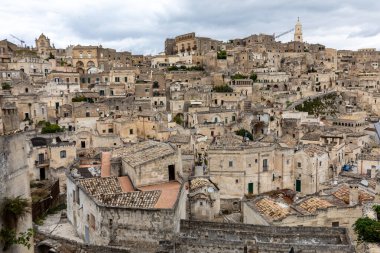 Sassi di Matera 'nın manzarası. Matera şehrinin tarihi bir bölgesidir. Eski mağara evleri ile ünlüdür. Basilicata. İtalya