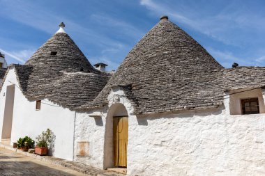 Alberobello, İtalya - 16 Eylül 2019: Trulli köyü Alberobello, İtalya. Yapım tarzı İtalya 'nın Apulia bölgesindeki Murge bölgesine özgüdür (İtalyan Puglia bölgesinde). Kireç taşı ve temel taştan yapılmış..