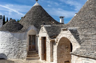 İtalya, Alberobello 'daki Trulli köyü. Yapım tarzı İtalya 'nın Apulia bölgesindeki Murge bölgesine özgüdür (İtalyan Puglia bölgesinde). Kireç taşı ve temel taştan yapılmış..