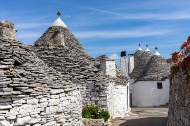 İtalya, Alberobello 'daki Trulli köyü. Yapım tarzı İtalya 'nın Apulia bölgesindeki Murge bölgesine özgüdür (İtalyan Puglia bölgesinde). Kireç taşı ve temel taştan yapılmış..