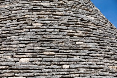 İtalya, Alberobello 'daki Trulli Evi' nin taş çatısı. Yapım tarzı İtalya 'nın Apulia bölgesindeki Murge bölgesine özgüdür (İtalyan Puglia bölgesinde). Kireç taşı ve temel taştan yapılmış..