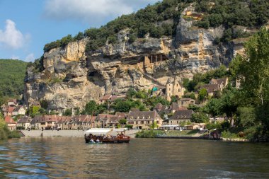 La Roque-Gageac, Dordogne, Fransa - 7 Eylül 2018: Dordogne nehri üzerindeki La Roque-Gageac manzaralı köy, Fransa