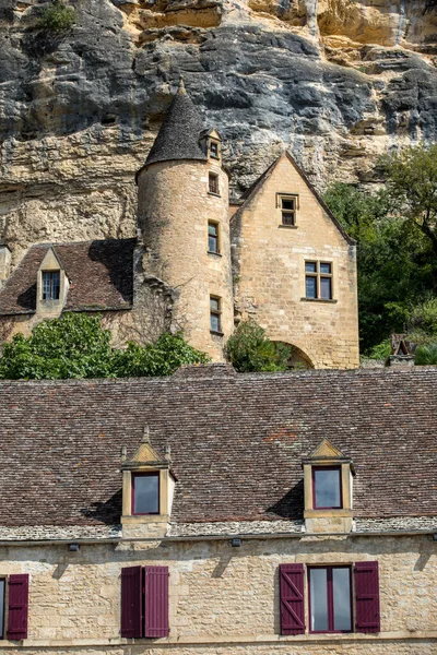 La Roque-Gageac, Dordogne, Fransa - 7 Eylül 2018: Dordogne nehri üzerindeki La Roque-Gageac manzaralı köy, Fransa