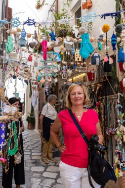 Polignano a Mare, İtalya - 17 Eylül 2019: Polignano a Mare 'de el yapımı hediyelik eşya sergisi. Apulia, Bari ili, İtalya,