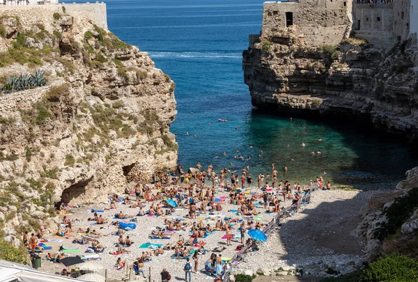 ポリニャーノ イタリア 2019年9月17日 人々はリラックスして美しいビーチで泳ぐポリニャーノ マーレ アドリア海 プーリア州 バーリ州 イタリア — ストック写真