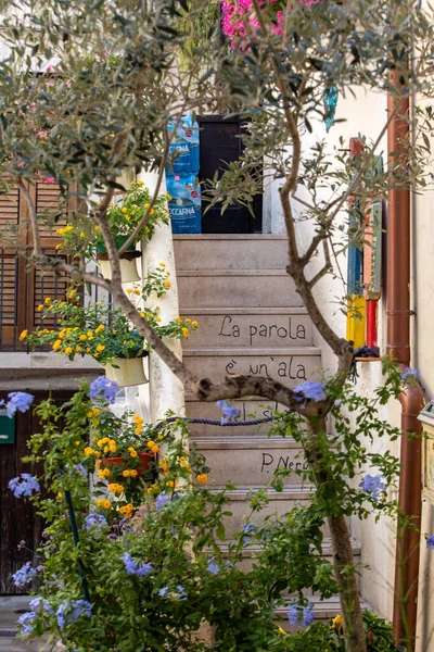 Polignano Mare Italien September 2019 Romantiska Och Suggestiva Dikter Skrivna — Stockfoto