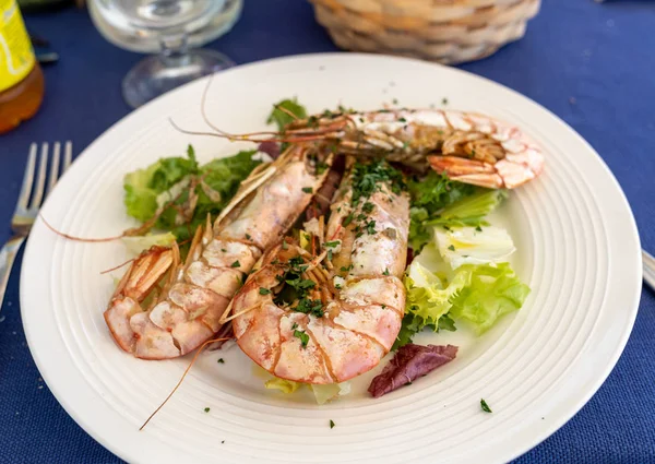 Stekta Stora Räkor Med Sallad Vit Tallrik — Stockfoto