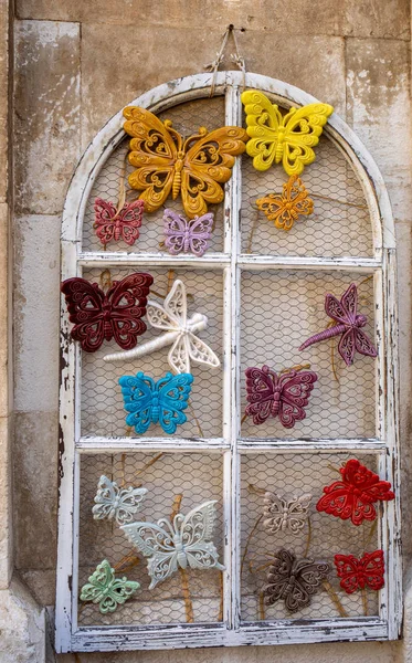 Polignano Mare Italië September 2019 Handbeschilderde Kleurrijke Keramische Vlinders Het — Stockfoto