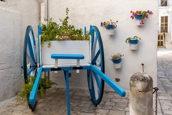 Dřevěné Auto Natřené Bílou Modrou Zdobené Květinami Polignano Mare Apulia — Stock fotografie