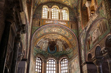Ravenna, İtalya - 11 Eylül 2019: Erken dönem Hıristiyan Bizans sanat ve mimarisinin önemli örneklerine sahip San Vitale Bazilikası.