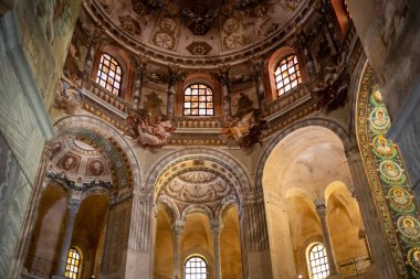 Ravenna, İtalya - 11 Eylül 2019: Erken dönem Hıristiyan Bizans sanat ve mimarisinin önemli örneklerine sahip San Vitale Bazilikası.