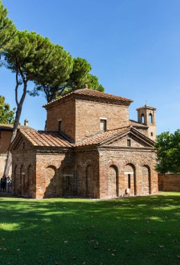 Ravenna, İtalya - 11 Eylül 2019: Ravenna, İtalya 'daki Galla Placida anıtı. Unesco 'nun dünya mirası alanlarından biri olan renkli Bizans mozaiklerine sahip küçük bir kilise..