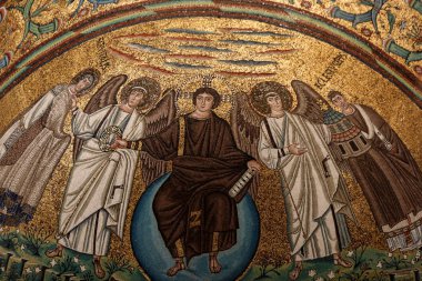 Ravenna, İtalya - 11 Eylül 2019: Erken dönem Hıristiyan Bizans sanat ve mimarisinin önemli örneklerine sahip San Vitale Bazilikası 'nın içi. Maymunun mozaikleri: Kurtarıcı, Aziz Vitale ve Piskopos Ecclesius. 