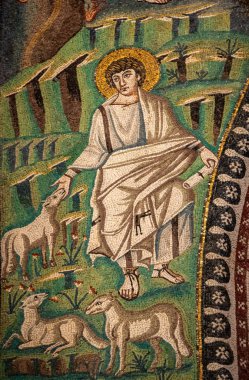 Ravenna, İtalya - 11 Eylül 2019: Erken dönem Hıristiyan Bizans sanat ve mimarisinin önemli örneklerine sahip San Vitale Bazilikası 'nın içi. Ravenna. İtalya