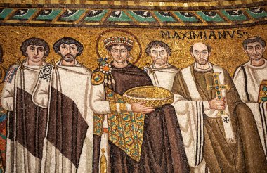 Ravenna, İtalya - 11 Eylül 2019: Bizans İmparatoru Justinian, Piskopos Maximian, General Belisarius ve San Vitale Ad547 Bazilikası 'ndaki görevliler, Ravenna, Emilia-Romagna, İtalya
