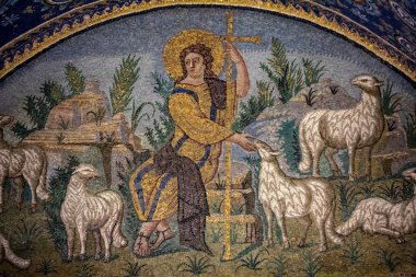 Ravenna, İtalya - 11 Eylül 2019: Ravenna, İtalya 'daki en eski ve en mükemmel mozaik anıt, imparatoriçe Galla Placida Anıtmezar. 