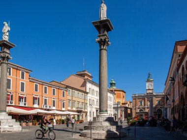 Ravenna, İtalya - 11 Eylül 2019: İtalyan Ravenna, Emilia-Romagna, İtalya 'da çift sütunlu Town Square Piazza del Popolo,