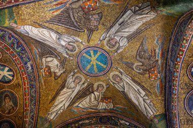 Ravenna, İtalya - 11 Eylül 2019: Sant Andrea Şapeli Mozaikleri veya Ravenna, İtalya 'daki Arşipiskopos Şapeli. Erken Hıristiyan döneminin günümüze kadar el değmemiş tek arşivsel şapeli.. 