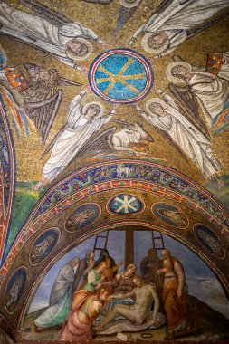 Ravenna, İtalya - 11 Eylül 2019: Sant Andrea Şapeli Mozaikleri veya Ravenna, İtalya 'daki Arşipiskopos Şapeli. Erken Hıristiyan döneminin günümüze kadar el değmemiş tek arşivsel şapeli.. 