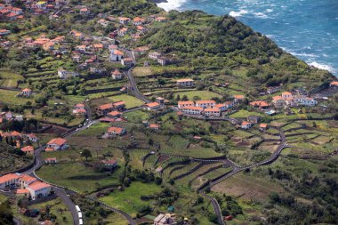 Kuzey kıyısındaki Arco De So Jorge Madeira, Miradouro Beira da Quinta, Madeira, Portekiz 'den görüldü.