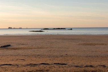 Fransa 'nın Brittany kentindeki ünlü Saint Malo tatil beldesinin ana plajı. 