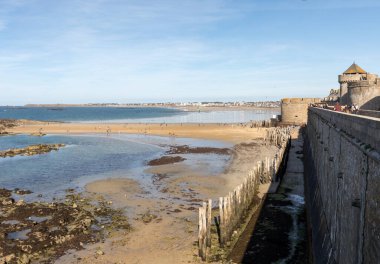 St. Malo, Fransa - 15 Eylül 2018: Fransa 'nın Brittany kentindeki ünlü tatil beldesi Saint Malo' nun ana plajı 