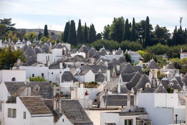 Trulli köyündeki geleneksel beyaz evler. Alberobello, İtalya. Yapım tarzı İtalya 'nın Apulia bölgesindeki Murge bölgesine özgüdür (İtalyan Puglia bölgesinde). Kireç taşı ve temel taştan yapılmış..