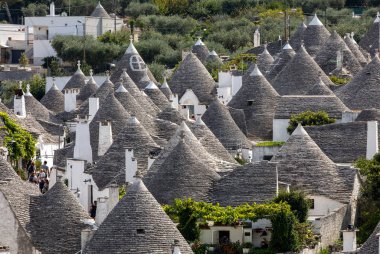 Alberobello, İtalya - 16 Eylül 2019: Trulli köyünde geleneksel beyaz evler. Alberobello, İtalya. Yapım tarzı İtalya 'nın Apulia bölgesindeki Murge bölgesine özgüdür (İtalyan Puglia bölgesinde). Kireç taşı ve temel taştan yapılmış..