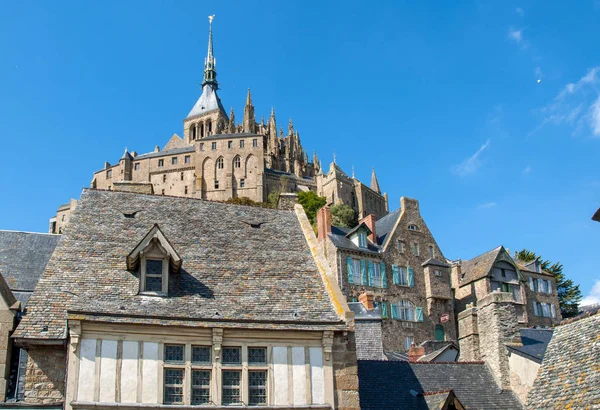Fransa 'nın ünlü Mont Saint Michel adasındaki eski şehrin eski binaları.