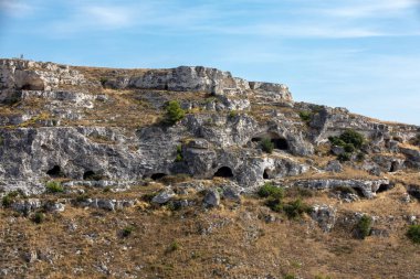 Gravina nehir kanyonu manzarası ve Matera Rupestrian Kiliseleri parkı, antik Matera (Sassi), Basilicata, İtalya yakınlarındaki di Murgia Timone mağaralarında evler.