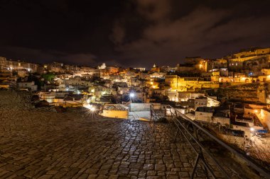 Matera 'lı Sassi' nin gece manzarası. Eski mağara evleri ile tanınır. Basilicata. İtalya