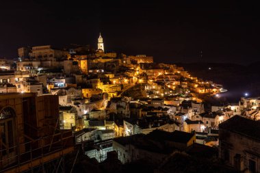 Matera 'lı Sassi' nin gece manzarası. Eski mağara evleri ile tanınır. Basilicata. İtalya