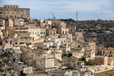 Sassi di Matera 'nın manzarası. Matera şehrinin tarihi bir bölgesidir. Eski mağara evleri ile ünlüdür. Basilicata. İtalya