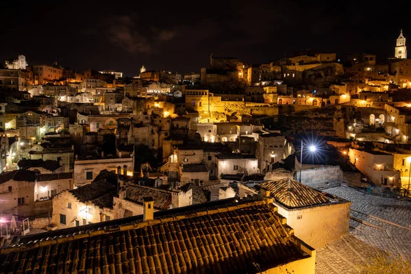 Matera 'lı Sassi' nin gece manzarası. Eski mağara evleri ile tanınır. Basilicata. İtalya