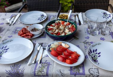 Terasta akşam yemeği için hazır. 