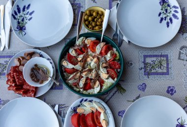 Terasta akşam yemeği için hazır. 