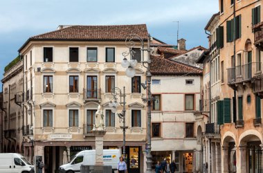 Bassano del Grappa, İtalya - 6 Eylül 2019: Bassano del Grappa 'da Piazza Liberta (Özgürlük Meydanı). İtalya