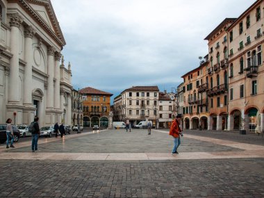 Bassano del Grappa, İtalya - 6 Eylül 2019: Bassano del Grappa 'da Piazza Liberta (Özgürlük Meydanı). İtalya