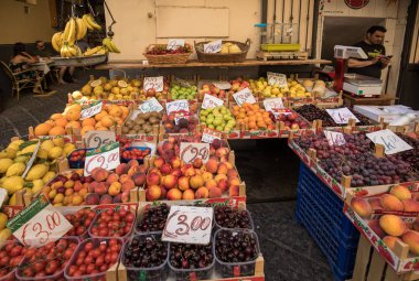 Sorrento, İtalya - 12 Haziran 2017: Sorrento, Campania, İtalya 'da bir sokak tezgahında taze meyve