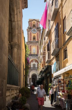 Sorrento, İtalya - 12 Haziran 2017: Sorrento, Naples, İtalya, dar sokaklarında alışveriş