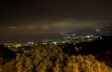 Sorrento ve Napoli Körfezi 'nin gece görüşü. Campania 'da. İtalya