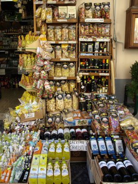 Sorrento, İtalya - 12 Haziran 2017: Sorrento İtalya'da bir hediyelik eşya dükkanında Limoncello ve İtalyan mutfak spesiyaliteleri şişeleri 