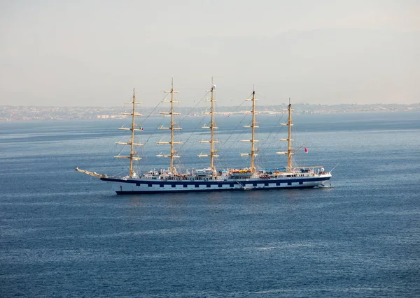 Sorrento Italien Juni 2017 Ein Schönes Großes Segelschiff Mit Abgesenkten — Stockfoto