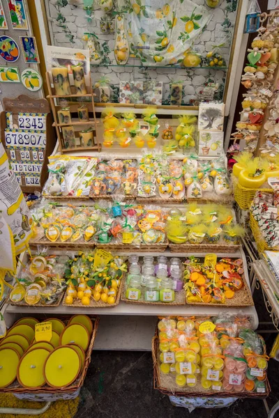 Sorrento Italië Juni 2017 Lemon Gerelateerde Producten Een Souvenirwinkel Sorrento — Stockfoto