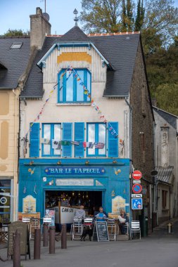 Cancale, Fransa-15 Eylül 2018: Canacle 'daki ana sokakta bulunan barlar ve restoranlar lezzetli balık ve deniz ürünleri ile ünlüdür. Brittany, Fransa