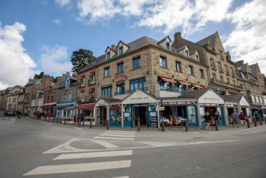 Cancale, Fransa-15 Eylül 2018: Canacle 'daki ana sokakta bulunan barlar ve restoranlar lezzetli balık ve deniz ürünleri ile ünlüdür. Brittany, Fransa